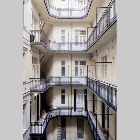 Oktober 6/8 Apartment Budapest Esterno foto