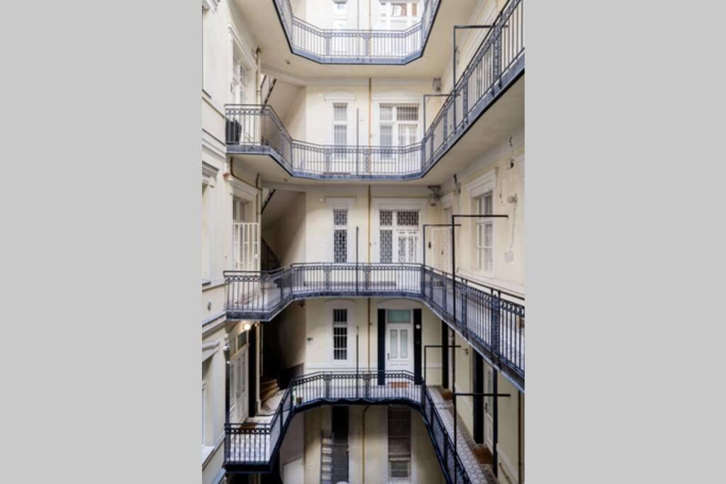 Oktober 6/8 Apartment Budapest Esterno foto