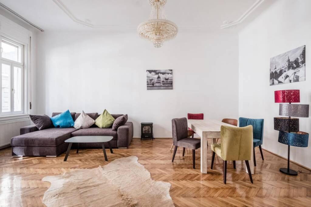 Oktober 6/8 Apartment Budapest Esterno foto