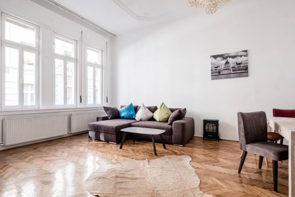 Oktober 6/8 Apartment Budapest Esterno foto