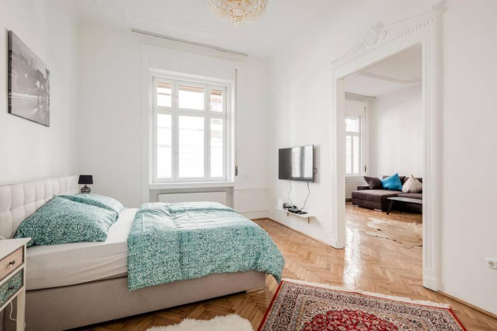 Oktober 6/8 Apartment Budapest Esterno foto