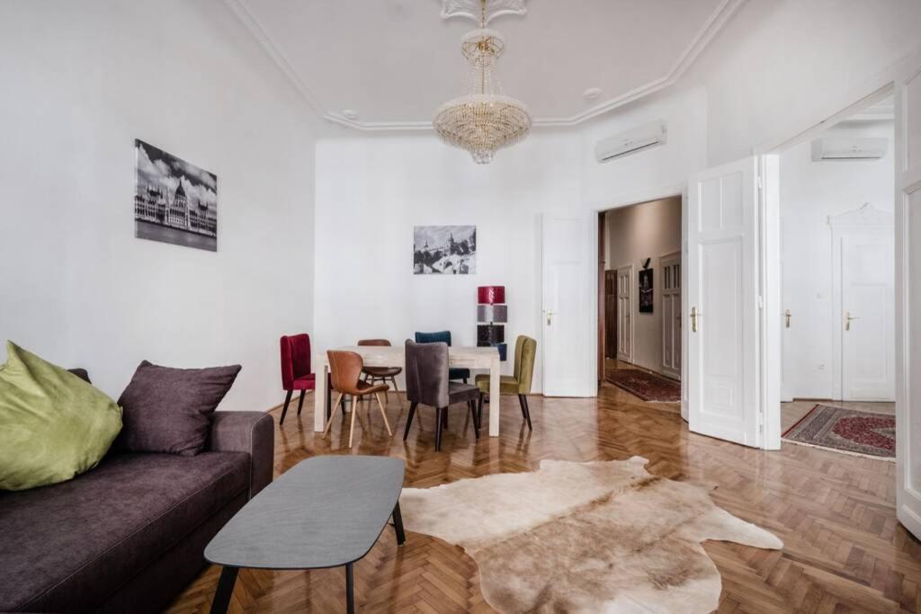 Oktober 6/8 Apartment Budapest Esterno foto