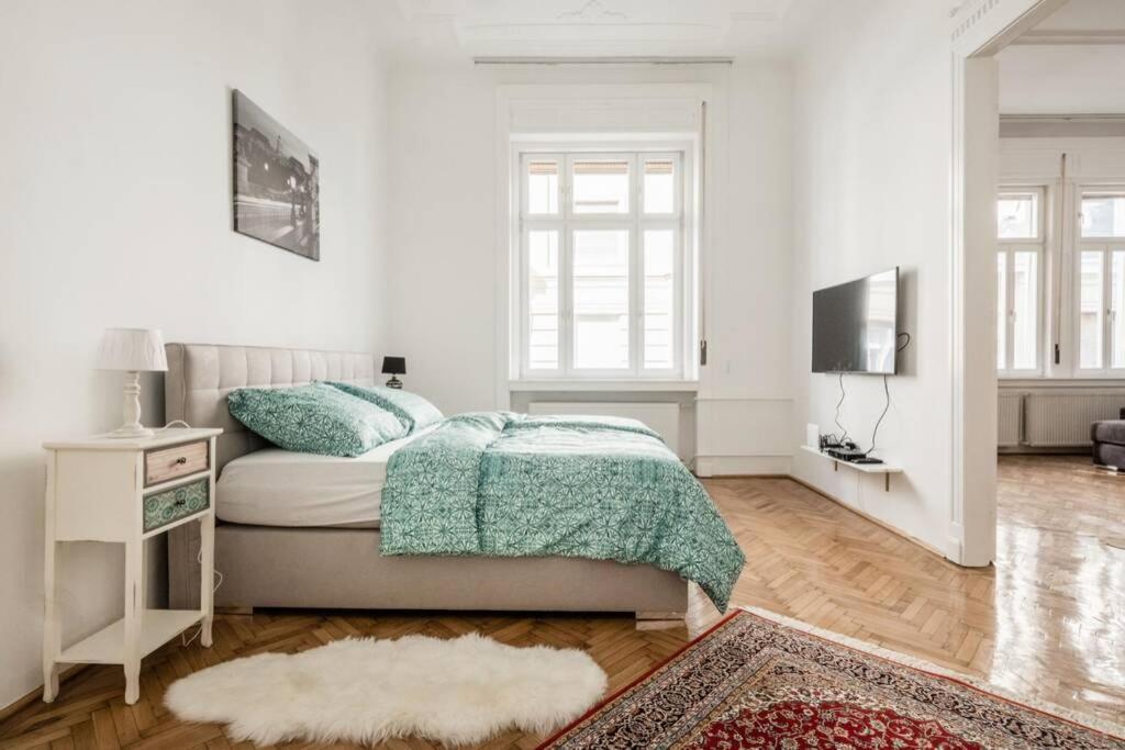 Oktober 6/8 Apartment Budapest Esterno foto